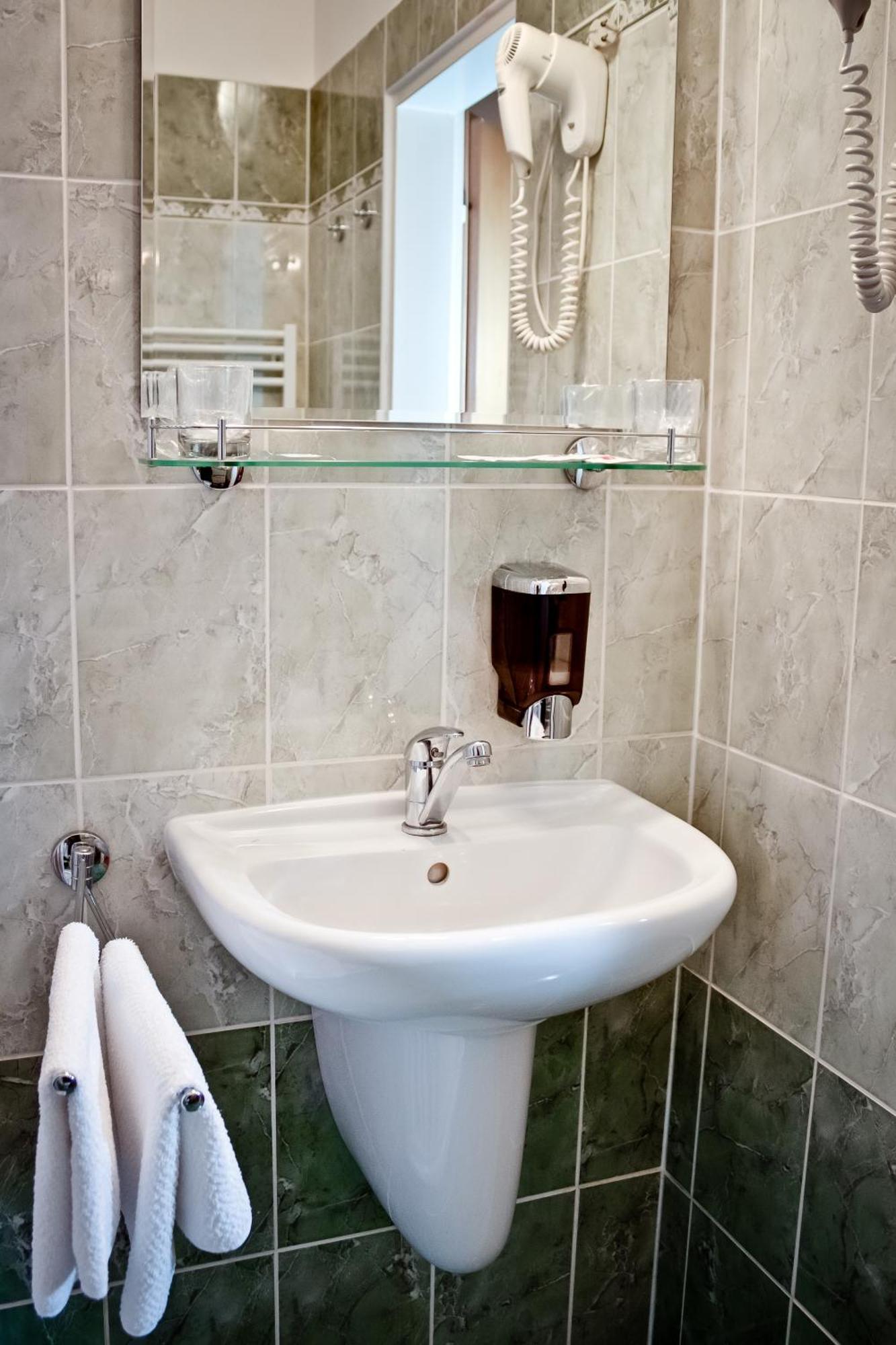 Hotel Palac Elektra Острава Экстерьер фото